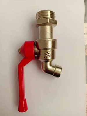 Un robinet de jardin de 3/4 pouces avec des robinets en laiton.