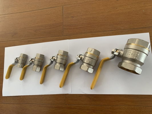 1/2 3/4 &quot; pouces en gros zinc soupape à bille en laiton avec poignée en plastique jaune
